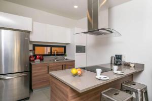 Quiet Condo W Rooftop Pool, Backyard & Parking
