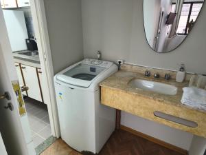 Airport 390 m away, with parking space and daily cleaning!