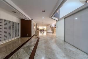 Airport 390 m away, with parking space and daily cleaning!