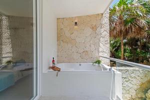 Akumal Aqua Two Bedroom Ocean View with Hot Tub 2 Min Walk To Beach