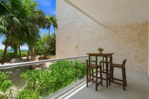 Akumal Aqua Two Bedroom Ocean View with Hot Tub 2 Min Walk To Beach