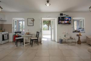 Harmony House Vito With Lovely Terrace - Happy Rentals