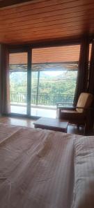 SHOLA Holiday Home with Uyillatti Waterfalls View