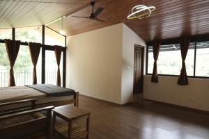 SHOLA Holiday Home with Uyillatti Waterfalls View