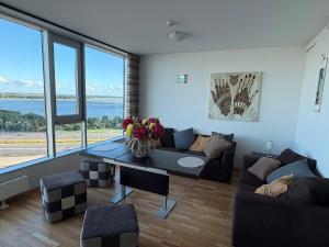 Sky-high Lake-View Retreat, Near City, Airport&Bus
