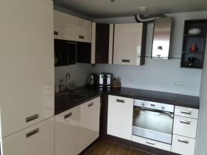 Sky-high Lake-View Retreat, Near City, Airport&Bus
