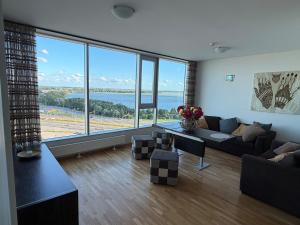 Sky-high Lake-View Retreat, Near City, Airport&Bus