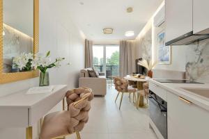 Air-conditioned Apartment with a View of the Water & Close to the City Centre by Noclegi Reters