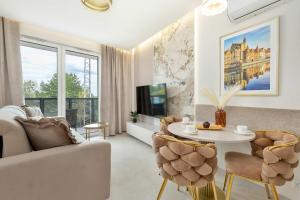 Air-conditioned Apartment with a View of the Water & Close to the City Centre by Noclegi Reters