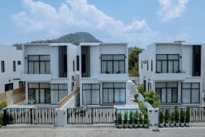 Leona Biz Home