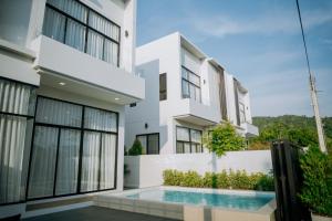 Leona Biz Home