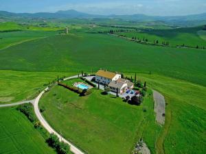 Modern Farmhouse in Pienza with Pool