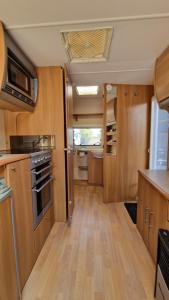 Nikos Caravan