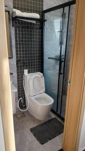Executive two bedroom apartment which features swimming pool,gym and amazing scenic views