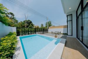 Leona Biz Home