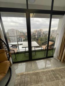 Spacious 2BDR Apt, balcony, Wi-fi, parking,2 Baths
