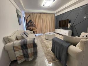 Spacious 2BDR Apt, balcony, Wi-fi, parking,2 Baths