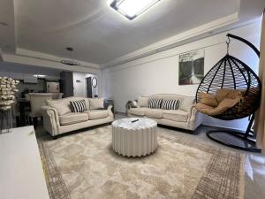 Spacious 2BDR Apt, balcony, Wi-fi, parking,2 Baths