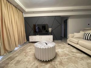 Spacious 2BDR Apt, balcony, Wi-fi, parking,2 Baths
