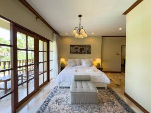 Giant Palm Tree Retreat Castle-Style Private Pool Villa