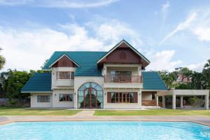 Giant Palm Tree Retreat Castle-Style Private Pool Villa