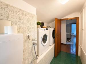 Small villa, terrace, parking, 10 min to the beach