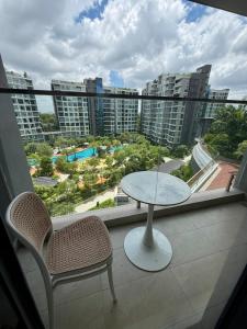 Căn Hộ Celadon 2 Phòng Ngủ Sát Hồ Bơi Ban Công View Đẹp
