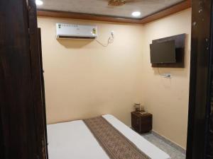 I Gautam Grand hotel Near railway junction by nts