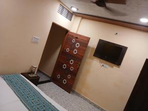 I Gautam Grand hotel Near railway junction by nts