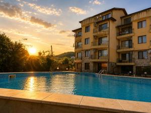 Albena Hills | 2BR, Pool & Garden Views