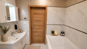 Jafar 5 - Modern 1BR with Balcony & Bathtub