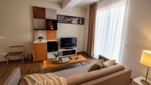 Jafar 6 - 2BR Apartment with Balcony & Workspace