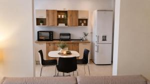Jafar 6 - 2BR Apartment with Balcony & Workspace