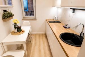 Rondo ONZ Metro, Krochmalna 32A Street