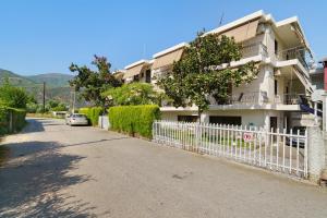 Rousetis Apartments