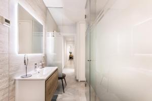 Apartment Royal II with Rooftop Pool -by Welcomely