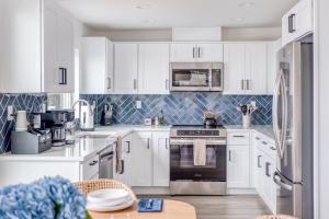 Lincoln City 5BROcean View2 KitchensDog-OK