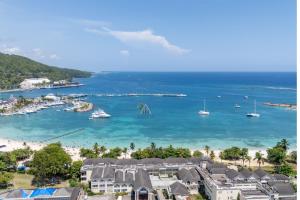 Azure 6th Floor Ocean View Condo Ocho Rios w Pool
