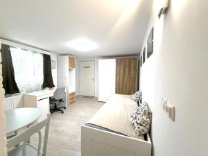 Isac petite studio