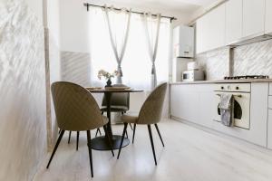 Luxury Residence Renovated Apartment with Private Parking