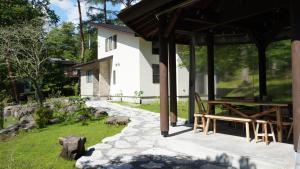 蓼科 北八ヶ岳 森の隠れ家ヴィラ---サウナ,屋根付BBQ house完備---標高1350M大自然のプライベート空間