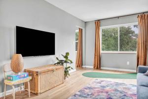 King Bed - Sleeps 5 - Lakewood Near Cleveland
