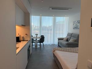 White River View 208