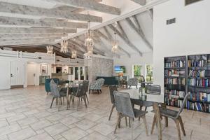 Lake and Fountain Views - Designer Furnished