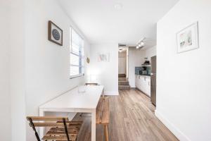 1924 Art Deco apartment in Mid-Beach king bed free parking 1 minute to the sand