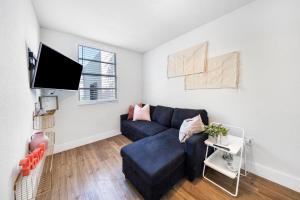 1924 Art Deco apartment in Mid-Beach king bed free parking 1 minute to the sand