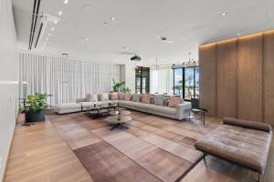28th Floor Downtown Spacious Living & Bay Views