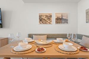 28th Floor Downtown Spacious Living & Bay Views