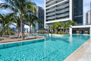 28th Floor Downtown Spacious Living & Bay Views