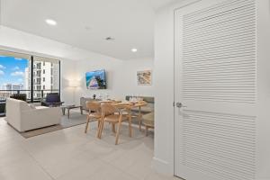 28th Floor Downtown Spacious Living & Bay Views